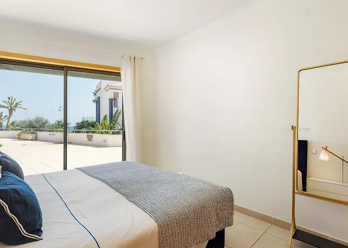 On The Stunning Olhos De Agua * アルブフェイラ